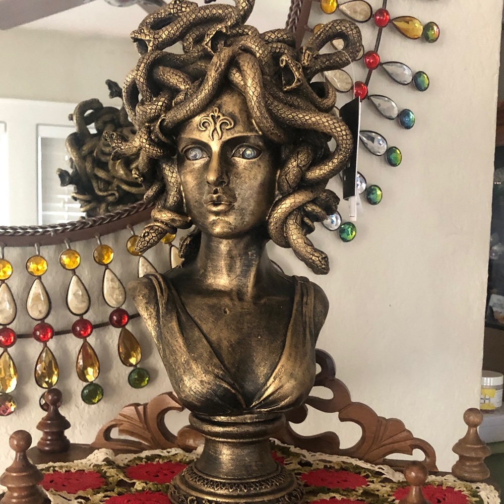 NWT Medusa Bust Figurine in Antique Gold Finish w/ Snakes & Light Up Eyes